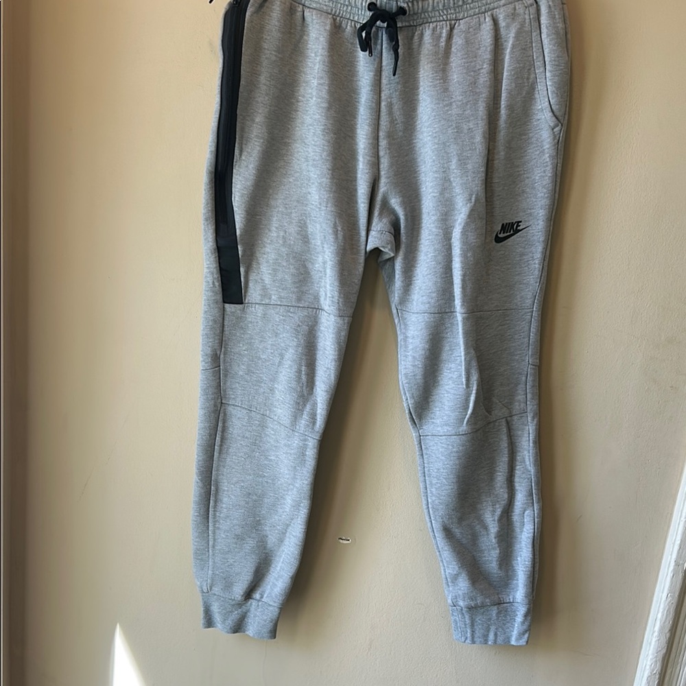 Nike Gray Joggers with Tapered Leg and Relaxed Fit